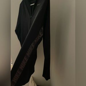 Nike Womens loose fit workout top. Longer length. Curvy fit. Quarter zip.